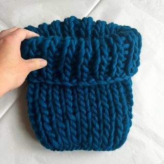 Nákrčník z hebké ovčí vlny Crazy Sexy Wool nekouše, nemotá se do kabelky a krásně hřeje. Barva: Sherpa Blue #klubcocz...
