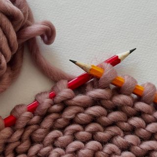 Back to school a začátek do nové pletací sezóny. Na e-shopu najdete spoustu odstínů 100% ovčí vlny i návodů na pletení pro...