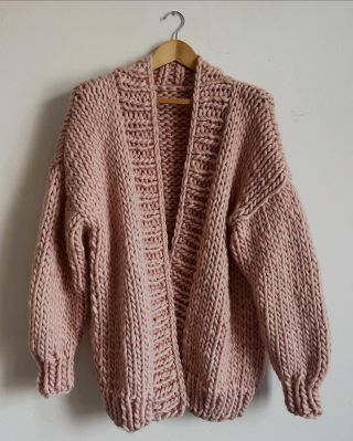 Klasik kardigan v barvě Cameo Rose na přání. S kreativním boxem si ho můžete uplést z ovčí vlny Crazy Sexy Wool v...