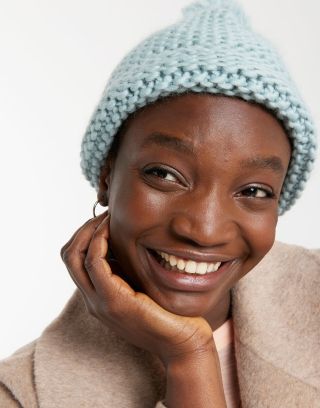 Proč si letos neuplést vlastní čepici z teplé ovčí vlny? S návodem na tuhle krásku Big Ideas Hat od značky Wool And The...