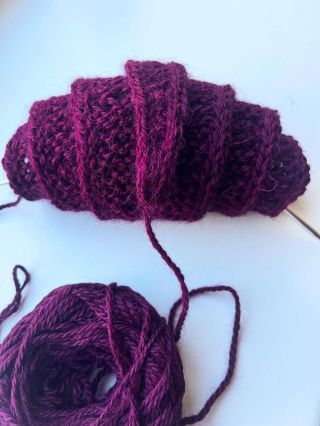 Můj první croissant. Víte, že na trendy šáteček stačí jen jedno klubko? Měkoučká sugar baby alpaca je pro jemnou kůži na...