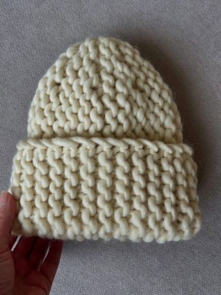 Bílá klasika. Retro i cool. Vždy mě znovu překvapí, jak je skvělá. #cepicesideways #ivorywhite #wool #knitting #instaknit...