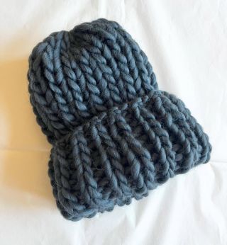 Čas na čepici. Tato ručně pletená beanie z čisté ovčí vlny krásně hřeje, ale přitom je prodyšné, takže se v ní nepotí...